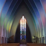 Intérieur d'une Église Moderne avec Vitrail Coloré