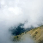 Montagne embrumée ensoleillée