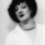 Portrait rétro d'une femme avec chapeau et collier de perles