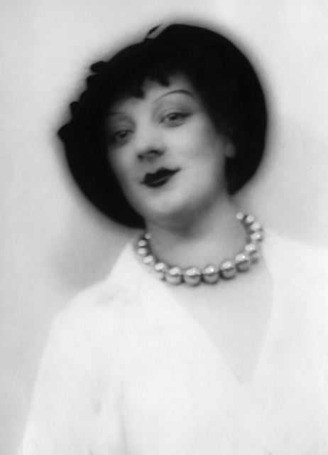 AKG4109240.webp Portrait rétro d'une femme avec chapeau et collier de perles – Image 1