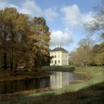 Château au bord d'un étang en automne