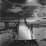 Ponton solitaire sous un ciel orageux