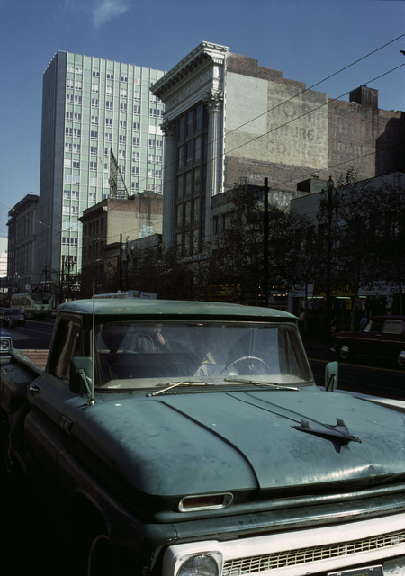 AKG4170291.webp Camion stationné dans une rue de ville avec des immeubles en arrière-plan – Image 1
