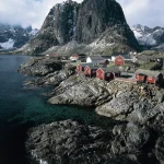 Village de pêcheurs norvégien avec montagnes enneigées