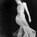 Danseuse en Mouvement en Robe Flottante