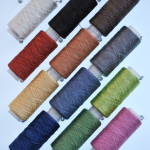 Bobines de fil de différentes couleurs disposées en diagonale