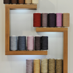 Bobines de Fil de Coton Coloré sur Étagères en Bois