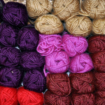 Boules de Laine Multicolores Alignées