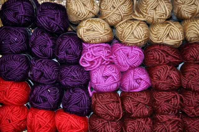 AKG4189858.webp Boules de Laine Multicolores Alignées – Image 1