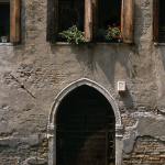 Façade de Bâtiment Ancien avec Fenêtres et Plantes