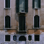 Façade de bâtiment vénitien avec fenêtres et balcons