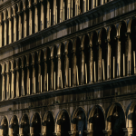 Façade d’un bâtiment historique avec arches