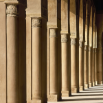 Colonnade architecturale en lumière naturelle