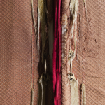 Tissu abîmé avec des franges rouges et dorées