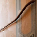 Rampe d'escalier en bois et mur texturé