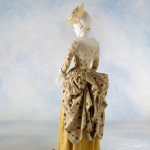 Costume historique avec robe à motifs et chapeau