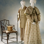 Mannequins en vêtements d'époque avec chaise en bois