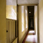 Couloir lumineux d'un bâtiment délabré