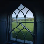 Fenêtre Gothique avec Vue sur la Campagne et un Lac