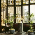 Vitrail lumineux et décor élégant dans une pièce victorienne