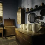 Cuisine rustique avec pots et cruches en céramique