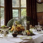 Intérieur avec Table Richement Garnie de Fruits et Fleurs