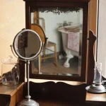 Coiffeuse antique avec miroirs et accessoires de toilette