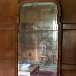 Miroir antique avec réflexion d'une salle ancienne