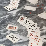 Table avec cartes à jouer sur une surface en marbre