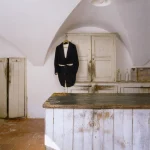 Vieille Cuisine Rustique avec Placard et Veste Noire Suspendue