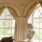 Salon classique avec buste en marbre et piano