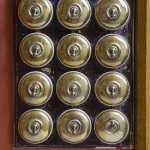 Boutons de Sonnette Dorés sur Porte Rouge