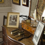 Coiffeuse Ancienne avec Miroir et Photographies