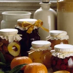 Pots de Confiture et Oranges sur un Plan de Travail