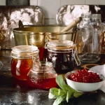 Pots de confiture artisanale sur un plan de travail de cuisine