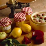 Ensemble d'Articles Gourmands sur une Table de Cuisine