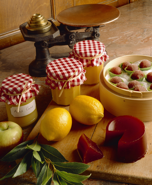 AKG4206657.webp Ensemble d'Articles Gourmands sur une Table de Cuisine – Image 1