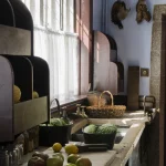 Cuisine rustique avec fruits et légumes frais