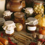 Assortiment de conserves et d'épices sur une table de cuisine