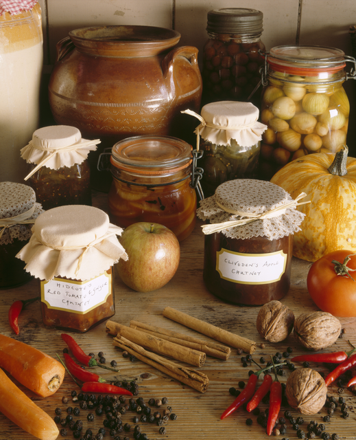 AKG4206724.webp Assortiment de conserves et d'épices sur une table de cuisine – Image 1