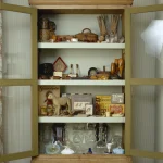 Armoire ancienne avec objets vintage divers