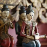Statues en bois de musiciens traditionnels asiatiques