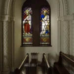 Vitrail d'église avec bancs en bois