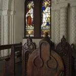 Vitrail coloré et bancs en bois dans une église