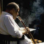 Homme fumant une chicha en intérieur