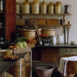 Cuisine rustique avec légumes et ustensiles anciens
