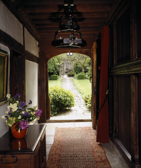 AKG4207595.webp Vue sur un jardin depuis l'intérieur d'une maison historique – Image 1