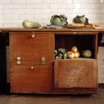 Légumes frais sur une table rustique en bois.