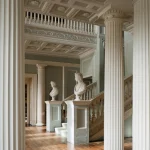 Intérieur d'un manoir avec colonnes et bustes classiques