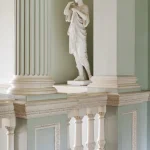 Statue Classique dans un Intérieur Élégant